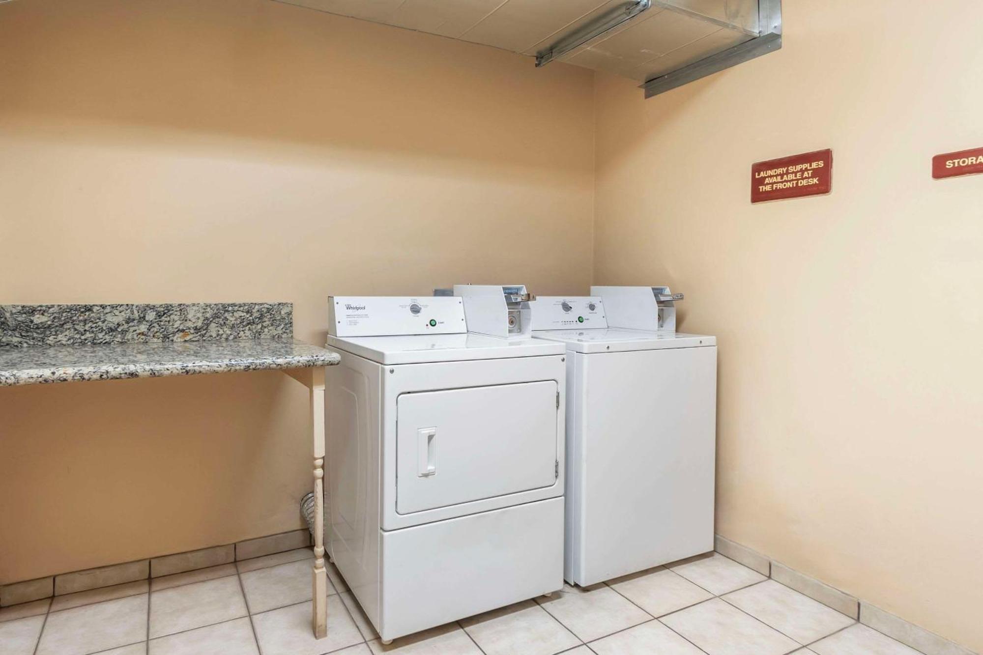 נורת' צ'רלסטון Comfort Inn & Suites Airport Convention Center מראה חיצוני תמונה