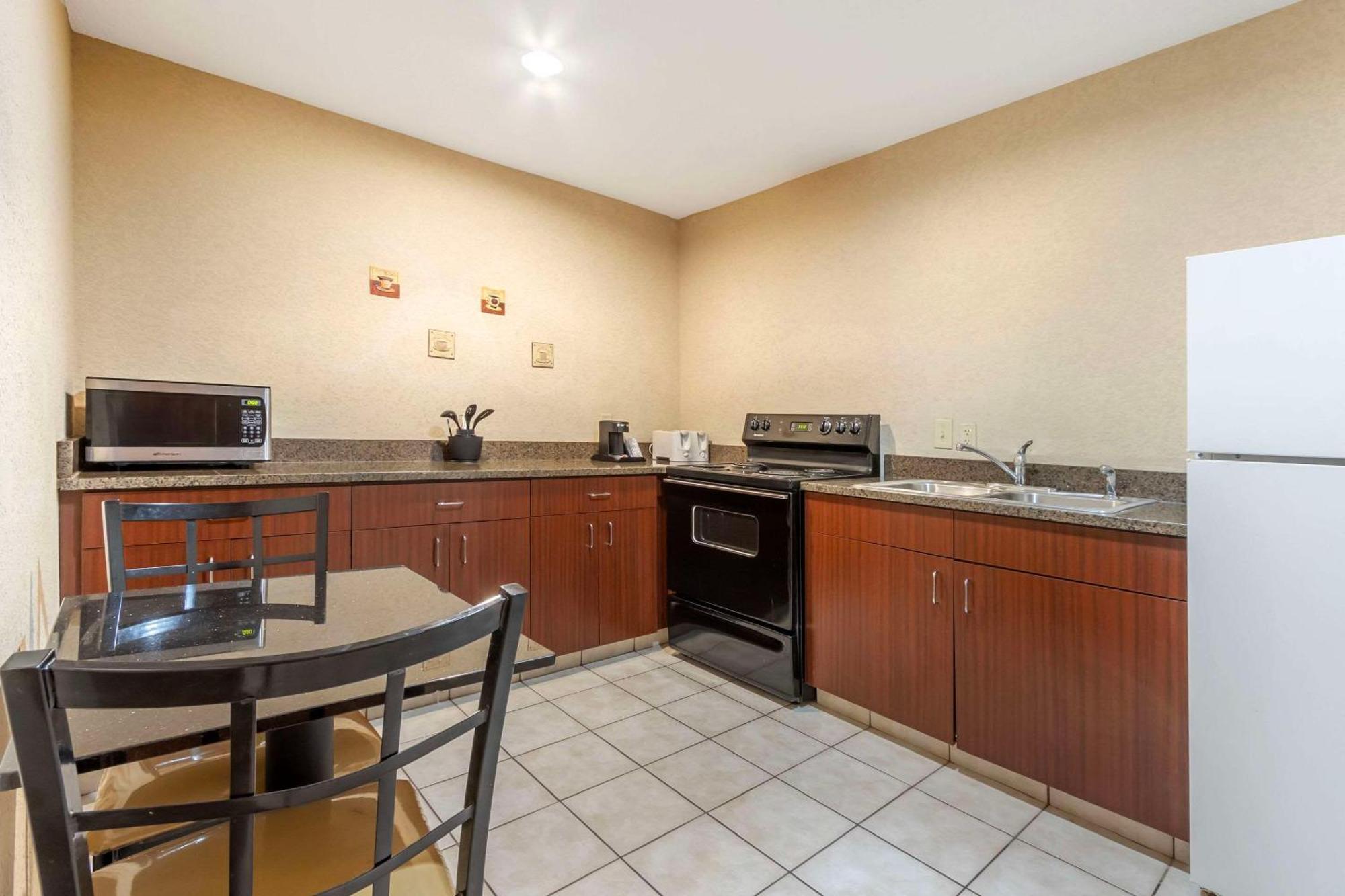 נורת' צ'רלסטון Comfort Inn & Suites Airport Convention Center מראה חיצוני תמונה