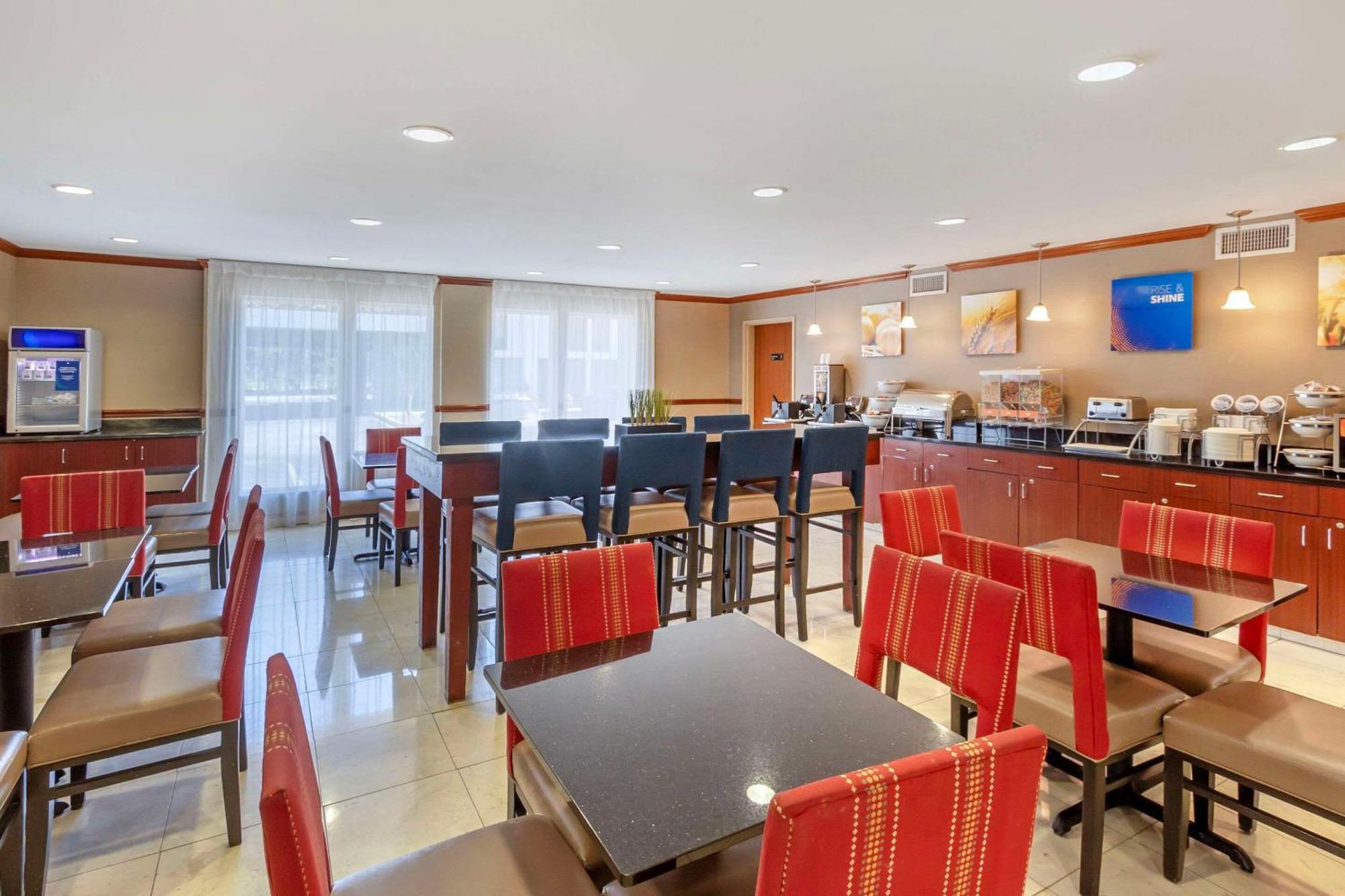 נורת' צ'רלסטון Comfort Inn & Suites Airport Convention Center מראה חיצוני תמונה