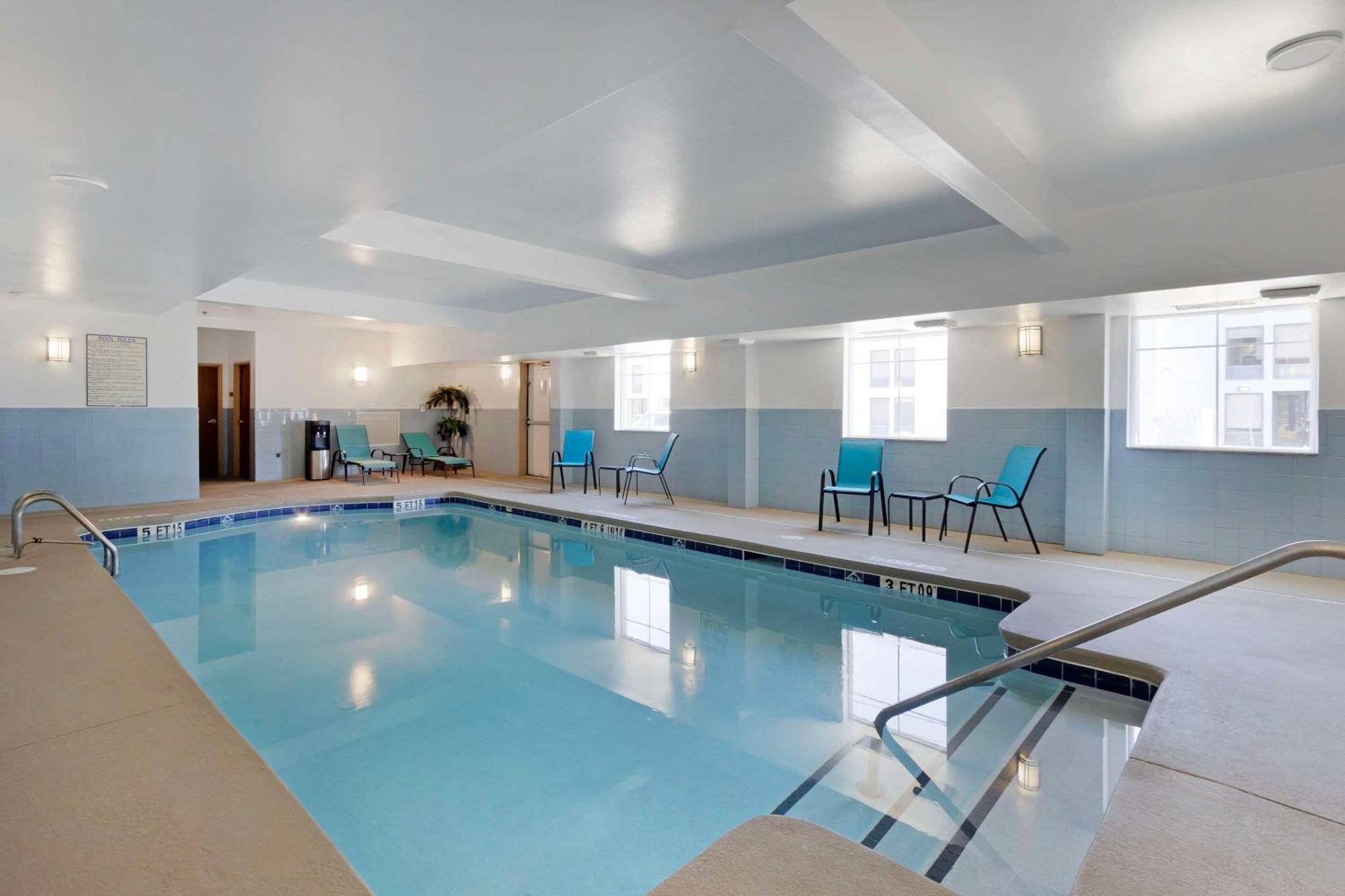 נורת' צ'רלסטון Comfort Inn & Suites Airport Convention Center מראה חיצוני תמונה