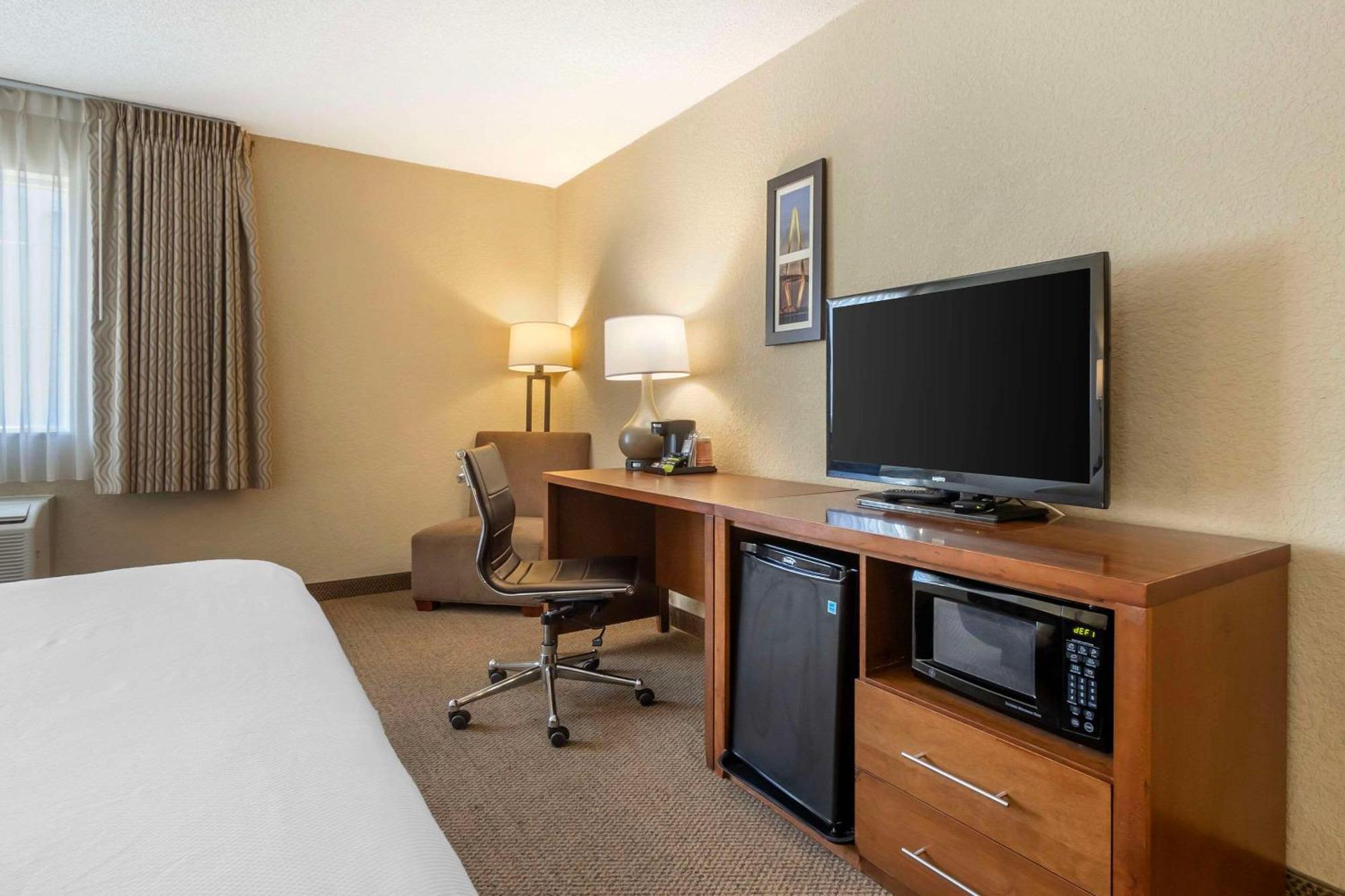 נורת' צ'רלסטון Comfort Inn & Suites Airport Convention Center מראה חיצוני תמונה