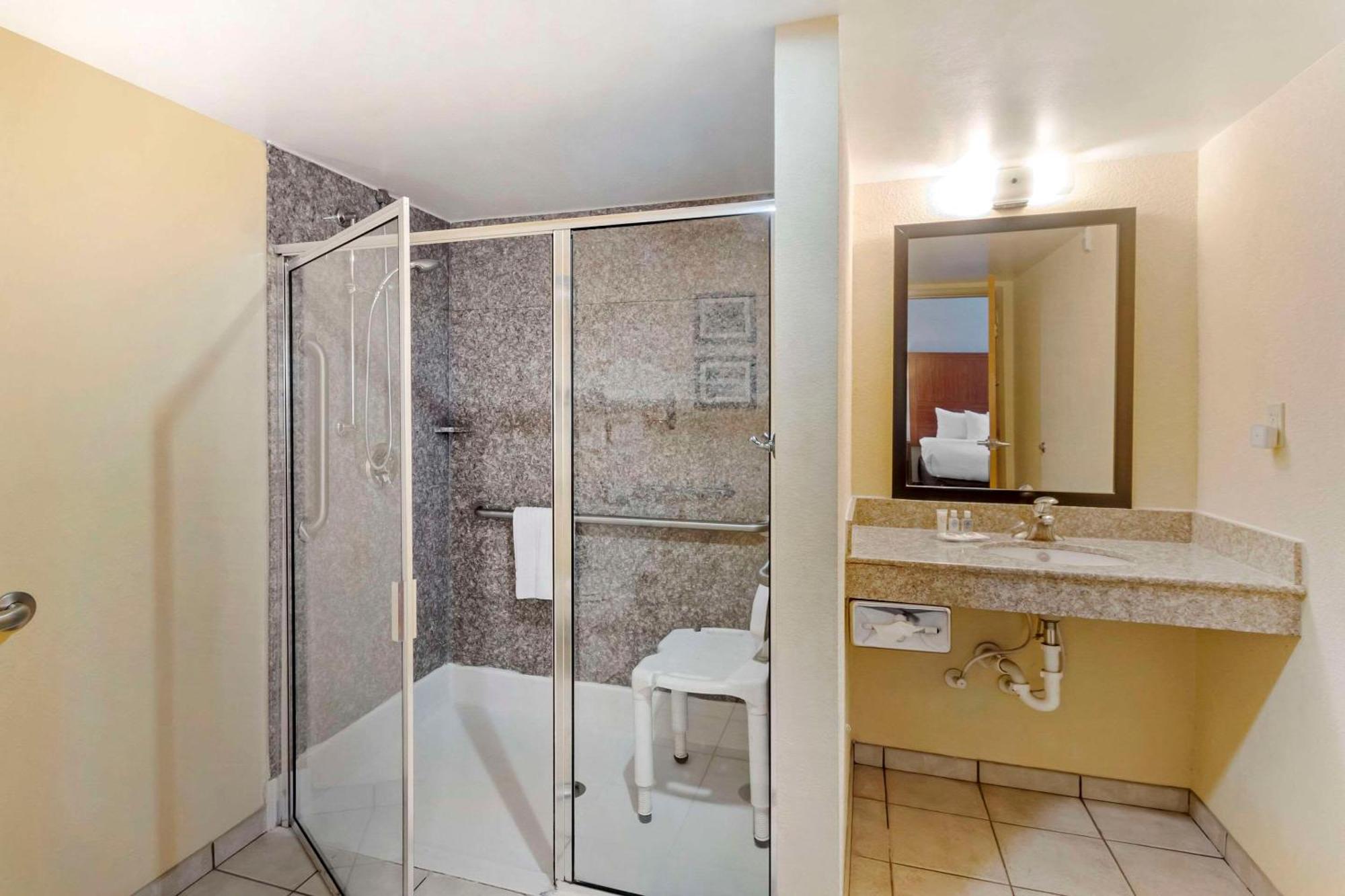 נורת' צ'רלסטון Comfort Inn & Suites Airport Convention Center מראה חיצוני תמונה
